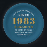 40th Birthday 生まれ 1983 名前の追加Blue金ゴールド ペーパープレート<br><div class="desc">パーソナライズされた誕生日名前と年の紙プレートの追加指定したテンプレートで名前と年を編集する。素晴らしいカスタム誕生日パーティーのアクセサリー。店頭の「設定の基準」デザインで、より多くのギフトやパーティーの供給を利用できる。</div>