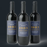 40th Birthday 生まれ 1983 名前の追加Blue金ゴールド ワインラベル<br><div class="desc">パーソナライズされた誕生日あなたの名前と年のワインラベルを追加する。指定したテンプレートで名前と年を編集する。素晴らしいカスタムブルーバースデーパーティーのアクセサリー。店頭の「設定の基準」デザインで、より多くのギフトやパーティーの供給を利用できる。</div>