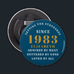 40th Birthday 生まれ 1983 名前の追加Blue金ゴールド 栓抜き<br><div class="desc">パーソナライズされた誕生日名前と年のボトルオープナーを追加指定したテンプレートで名前と年を編集する。素晴らしいカスタム誕生日パーティーのアクセサリー。店頭の「設定の基準」デザインで、より多くのギフトやパーティーの供給を利用できる。</div>