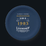 40th Birthday 生まれ 1983 名前の追加Legend Blue金ゴールド ペーパープレート<br><div class="desc">誕生日パーソナライズされたあなたの名前と年の紙プレートを追加。指定したテンプレートで名前と年を編集する。素敵なカスタム青い誕生日プレート。さらに多くのギフトやパーティー用品は、店の"伝説"のデザインで利用可能。</div>