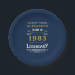 40th Birthday 生まれ 1983 名前の追加Legend Blue金ゴールド ペーパープレート<br><div class="desc">誕生日パーソナライズされたあなたの名前と年の紙プレートを追加。指定したテンプレートで名前と年を編集する。素敵なカスタム青い誕生日プレート。さらに多くのギフトやパーティー用品は、店の"伝説"のデザインで利用可能。</div>
