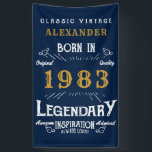 40th Birthday 生まれ 1983 名前の追加Legend Blue金ゴールド 横断幕<br><div class="desc">誕生日パーソナライズされたバナー。このヴィンテージスタイルのレトロプリント誕生日バナーに名前を追加。指定したテンプレートで名前と年を編集する。白とカスタム金ゴールドヴィンテージスタイルぶら下がったタイポグラフィと素晴らしい青い誕生日の壁。さらに多くのギフトやパーティー用品は、店の"伝説"のデザインで利用可能。</div>