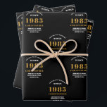 40th Birthday 生まれ 1985名ブラック金ゴールド追加 ラッピングペーパーシート<br><div class="desc">特別パーソナライズされたな人のためのその誕生祝いの包装紙デザイン。このヴィンテージレトロスタイルブラックと金ゴールドデザインに名前を追加カスタム誕生日プレゼント。名前と年を提供されたテンプレートで簡単に編集。素晴らしいカスタム誕生日プレゼント。その店で利用可能なパーティーお祝いのための他のギフトとパーティー供給。</div>