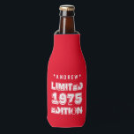 40th Birthday 1975限定版カスタムA01 RED ボトルクーラー<br><div class="desc">40th Birthday 1975限定版カスタム文字A01白グランジ赤の背景。40祝だ!40歳の誕生日ユニークプレゼントを探してる？ここにおもしろいの誕生日のシャツがある。そして！文字はカスタマイズ可能で、名前の変更や追加、気持ちの追加、年の変更を行ったり、シャツのスタイルや文字の色の変更を行ったりできる。すべてはあなた次第でユニークす。だから、あなたにぴったりのTシャツを一つ持つことができる。デザインのヒント： [ティー]スタイル、[ティーの色]、または[文字の色]を変更して外観を確違う認する。また、40th 41st 42nd 43th 44th 45th 46th 47th 48th 49th誕生日または必要な誕生日の年に適している。暦年を変えろ！おもしろい誕生日の事実：誕生日の招待状のまわりには長い時間のために…1世紀以降！最も一般的な米国の誕生日は10月5日である。最も一般的な米国の誕生日は5月22日である。史上最大のお誕生日ケーキは12万8238ポンド！(1989年にアラバ祝マ州フォート・ペインの100歳の誕生日に誕生)。 また、50番目51番目52番目53番目54番目55番目56番目56番目58番目59番目59番目59番目の誕生日、または必要な暦年1965 1964 1963 1962 1960 1958 19565一九五七。</div>