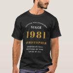 40th Birthday 1981ブラック金ゴールドメンズパーソナライズされた Tシャツ<br><div class="desc">1981年の40歳の誕生日の男性のtシャツは黒で金ゴールドは生まれ1981年。提供さカスタマイズれたテンプレートを使用して、この「誕生日」Tシャツのすべての文字を簡単に使用。誕生日アイディアの「設定基準」範囲の一部。</div>