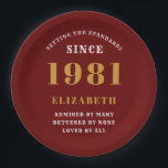 40th Birthday 1981レッドゴールドの女性のパーソナライズ ペーパープレート<br><div class="desc">1981年パーソナライズされたに40歳になる特殊な女性のためのクラシック紙プレートデザインのため生まれの誕生祝い。このヴィンテージレトロスタイル赤、白、金ゴールドデザインに名前を追加40歳の誕生日カスタムプレゼント。名前と年を提供されたテンプレートで簡単に編集。素敵なカスタム赤い誕生日プレゼント。その40番目のパーティーお祝いのためのギフトやパーティー用品の追加は、店で利用可能。</div>