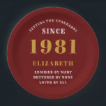 40th Birthday 1981レッドゴールドの女性のパーソナライズ ペーパープレート<br><div class="desc">1981年パーソナライズされたに40歳になる特殊な女性のためのクラシック紙プレートデザインのため生まれの誕生祝い。このヴィンテージレトロスタイル赤、白、金ゴールドデザインに名前を追加40歳の誕生日カスタムプレゼント。名前と年を提供されたテンプレートで簡単に編集。素敵なカスタム赤い誕生日プレゼント。その40番目のパーティーお祝いのためのギフトやパーティー用品の追加は、店で利用可能。</div>