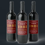 40th Birthday 1981レッドゴールドの女性のパーソナライズ ワインラベル<br><div class="desc">1981年パーソナライズされたに40歳になる特殊な女性のためのその誕生祝いの生まれクラシックラベルデザイン。このヴィンテージのレトロなスタイルの赤、白と金のデザインに名前を追加40th誕生日プレゼント。名前と年を提供されたテンプレートで簡単に編集。素敵なカスタム赤い誕生日プレゼント。その40番目のパーティーお祝いのためのより多くのギフトとパーティー供給は、店で利用可能。</div>