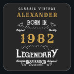 40th Birthday 1982名前を追加レジェンダリーブラック金ゴールド スクエアシール<br><div class="desc">彼らの祝誕生日には理想的なバースデーシールがある。白と金ゴールドのデザインの黒い背景はシンプルレトロエレガントなレトロな感じもの。提供さカスタマイズれたテンプレートを使用して簡単にこの誕生日の文字。さらに多くのギフトやパーティー用品は、店の"伝説"のデザインで利用可能。</div>