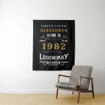 40th Birthday 1982名前を追加レジェンダリーブラック金ゴールド タペストリー<br><div class="desc">バースデーパーソナライズされたタペストリーあなたの名前の誕生日の写真の背景を追加。指定したテンプレートで名前と年を編集する。素晴らしいカスタム誕生日アイディア。さらに多くのギフトやパーティー用品は、店の"伝説"のデザインで利用可能。</div>
