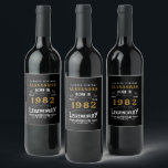 40th Birthday 1982名前を追加ヴィンテージブラック金ゴールド ワインラベル<br><div class="desc">そのパーソナライズされたクラシック用の誕生祝いワインボトルラベルデザイン。さらに多くのギフトやパーティー用品は、店の"伝説"のデザインで利用可能。</div>