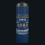 40th Birthday 1983レジェンドブルー生まれ金ゴールド追加の名前 タンブラー<br><div class="desc">誕生日「オリジナル品質伝説的インスピレーション」熱タンブラー。誕生祝い・アイテムを作成するテンプレート・フィールドに、必要に応じて名前と年ユニークを追加する。私たちの店で利用可能なギフト、パーティーアクセサリー、および服と一緒にチームでこれを取るwww.zazzle.com/store/thecelebrationstore</div>