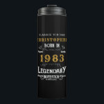 40th Birthday 1983伝説の黒い金ゴールド追加の名前 タンブラー<br><div class="desc">誕生日ヴィンテージ「オリジナル品質伝説的インスピレーション」熱タンブラー。誕生祝い・アイテムを作成するテンプレート・フィールドに、必要に応じて名前と年ユニークを追加する。私たちの店で利用可能なギフト、パーティーアクセサリー、および服と一緒にチームでこれを取るwww.zazzle.com/store/thecelebrationstore</div>
