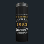 40th Birthday 1983伝説の黒い金ゴールド追加の名前 タンブラー<br><div class="desc">誕生日ヴィンテージ「オリジナル品質伝説的インスピレーション」熱タンブラー。誕生祝い・アイテムを作成するテンプレート・フィールドに、必要に応じて名前と年ユニークを追加する。私たちの店で利用可能なギフト、パーティーアクセサリー、および服と一緒にチームでこれを取るwww.zazzle.com/store/thecelebrationstore</div>