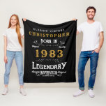 40th Birthday 1983名前を追加レジェンダリーブラック金ゴールド フリースブランケット<br><div class="desc">誕生日ヴィンテージデザイン「オリジナル品質伝説的インスピレーション」フリースブランケット。誕生祝い・アイテムを作成するテンプレート・フィールドに、必要に応じて名前と年ユニークを追加する。私たちの店で利用可能なギフト、パーティーアクセサリー、および服と一緒にチームでこれを取るwww.zazzle.com/store/thecelebrationstore</div>