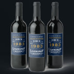 40th Birthday 1983名前を追加Regendal Blue金ゴールド ワインラベル<br><div class="desc">誕生日パーソナライズされたあなたの名前の誕生日ワインボトルラベルを追加する。指定したテンプレートで名前と年を編集する。素敵なカスタム青い誕生日アイディア。さらに多くのギフトやパーティー用品は、店の"伝説"のデザインで利用可能。</div>