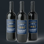 40th Birthday 1983名前を追加Regendal Blue金ゴールド ワインラベル<br><div class="desc">誕生日パーソナライズされたあなたの名前の誕生日ワインボトルラベルを追加する。指定したテンプレートで名前と年を編集する。素敵なカスタム青い誕生日アイディア。さらに多くのギフトやパーティー用品は、店の"伝説"のデザインで利用可能。</div>