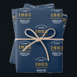 40th Birthday 1983青い金ゴールド追加の名前 ラッピングペーパーシート<br><div class="desc">特別パーソナライズされたな人のためのその誕生祝いの包装紙デザイン。このヴィンテージレトロスタイルブルーと金ゴールドデザインに誕生日プレゼントの名前をカスタム追加する。名前と年を提供されたテンプレートで簡単に編集。素晴らしいカスタム誕生日プレゼント。その店で利用可能なパーティーお祝いのための他のギフトとパーティー供給。</div>