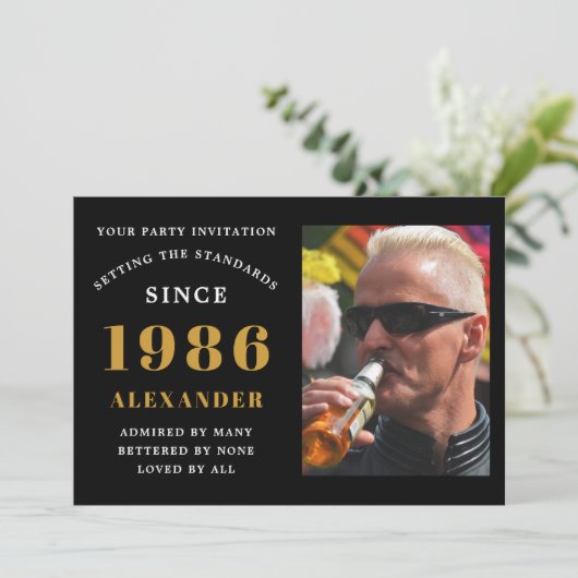 40th Birthday 1986 Black Gold Personalized Photo 招待状 (スタンド正面)