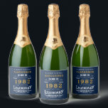 40th Birthday Add Name 1982ヴィンテージブルー金ゴールド スパークリングワインラベル<br><div class="desc">そのパーソナライズされたクラシックのきらめくボトルラベルデザイン誕生祝い。このヴィンテージレトロスタイルブルー、ホワイト、金ゴールドデザインに誕生日プレゼントの名前をカスタム追加する。名前と年を提供されたテンプレートで簡単に編集。そのパーティーお祝いのためのより多くのギフトとパーティー供給は、ストアの"伝説的な"デザインで利用可能。</div>
