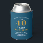 40th Birthday Blueと金ゴールド名の追加 缶クーラー<br><div class="desc">40歳保のバースデーお祝いはクール、青と金ゴールドのクラシック色のスキームと飲み物をクールに。提供されたテンプレートで文字を簡単に編集する。より多くのデザインのための私たちの誕生日ギフトとパーティー供給アイディアの範囲をチェック素晴らし。</div>