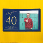 40th Birthday Blue金ゴールド写真 横断幕<br><div class="desc">お祝前のスタイルの誕生日を愛し、青と金ゴールドの誕生日のバナーは写真を特集してお気に入りのいる。このカスタマイズ可能なバ高品質ナーが、あらゆる誕生祝いを高め、誕生日の輝きのために永続的な印象を作成する方法を発見する。</div>