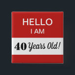 40th BIrthday Hello I Am 40名タグ 缶バッジ<br><div class="desc">40ユーモアのある歳のおもしろい人への贈り物。誕生日素晴らし者が40歳のパーティーで衣服するアイテムだ！白いボックスでメッセージを変更できる。実際には、すべての文字は好みに合わせて完全にカスタマイズ可能。</div>