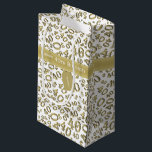 40th Birthday Number Pattern金ゴールド/白40 スモールペーパーバッグ<br><div class="desc">提供されたテンプレートでラベルとバナー文字を簡単にパーソナライズ。このデザインは、金ゴールドとホワイトランダム番号パターンであり、オールオーバープリントで様々なサイズと角度でマイルストーン番号40を繰り返す。「Happy 40th Birthday」のバナーと、名前とテンプレートの付いたデジタルラベルが用意されており、簡単に自分の単語、名前、イニシャル、モノグラムに変更できる。このデザインは誕生日だけでなく、このパーティーテーマは40の数のすべての行事祝に使用する。</div>