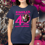 40th Birthday photo and name pink文字<br><div class="desc">幸せな40th誕生日ホットピンクとピンクの文字年、名前と写真のTシャツ。おもしろい40パーソナライズされた枚目の写真tシャはっきりしたツ文字デザイン。このバースデーシャツは、数字0の真ん中にある誕生日の女の子の写真でパーソナライズする。40歳素晴らしの誕生日パーティーお祝いにおもしろいを追加するためのアイディア。他の一致するアイテムと色のオプションを使用できる。独占的デザインby Sarah Trett for www.mylittleeden.com</div>