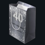 40th birthday silverグリッター名 ミディアムペーパーバッグ<br><div class="desc">クラシックエレガント、グラマラスな40歳の誕生日パーティー。銀色のメタリックな背景。飾グリッター名前をカスタマイズして追加する。文字:ハッピーバースデー。名前は手書文字のスタイルスモダンクリプト付き。40番はバ書ロンスタイルフォント。</div>