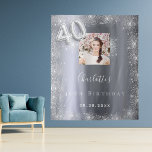 40th birthday silverグリッターphoto welcome タペストリー<br><div class="desc">華やかな40歳の誕生日のパーティーのための歓迎タペストリー。銀のフェイク金属的な背景飾にグリッターの粉がフェイクある。写真、名前高品質、日付をパーソナライズして追加。40番はバ書ロンスタイルフォント。フォトブースの背景やパーティーの壁の装飾として使用することもできる。</div>