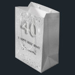 40th birthday silver sparklesの名前 ミディアムペーパーバッグ<br><div class="desc">クラシックエレガント、グラマラスな40歳の誕生日パーティー。銀色の背景。輝飾く。名前をカスタマイズして追加する。文字:ハッピーバースデー。名前は手書文字のスタイルスモダンクリプト付き。40番はバ書ロンスタイルフォント。</div>