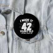 42おもしろい番目の誕生日引用文皮肉42歳 缶バッジ (インサイチュ)