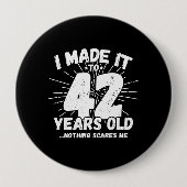 42おもしろい番目の誕生日引用文皮肉42歳 缶バッジ (正面)