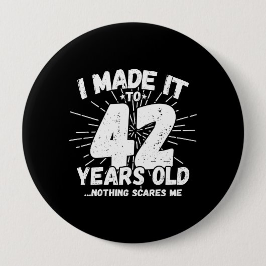 42おもしろい番目の誕生日引用文皮肉42歳 缶バッジ (正面)