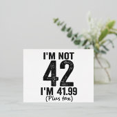 42ではない41.99プラス税誕生日ギフトおもしろいだ 箔招待状ポストカード (立ち正面)