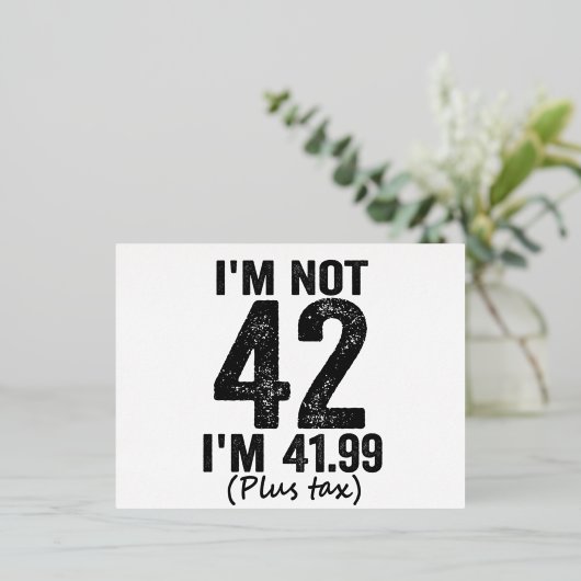 42ではない41.99プラス税誕生日ギフトおもしろいだ 箔招待状ポストカード (立ち正面)