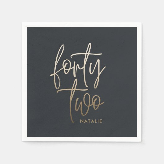 42モダン歳の誕生日ブラック金ゴールドスクリプエレガントトInv スタンダードカクテルナプキン (正面)