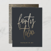 42モダン歳の黒金ゴールドスクリエレガントプト インビテーションポストカード (正面/裏面)