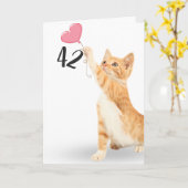 42歳の誕生日タビー猫とハートバルーン カード (黄色い花)