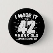 42歳皮肉ミームおもしろい42日誕生日 缶バッジ (正面)