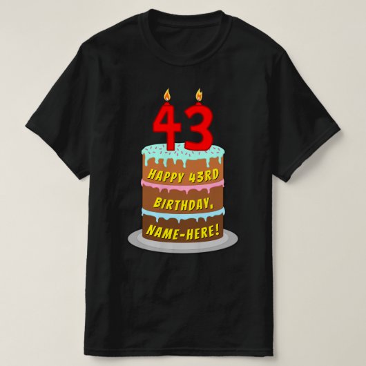 43誕生日—おもしろいケーキとキャンドル、名前をカスタムする付き Tシャツ (デザイン正面)