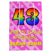 43誕生日:おもしろいピンクハートストライプ、虹43 ミディアムペーパーバッグ (裏面)