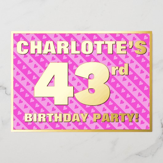 43rd Birthday Party —おもしろいピンクのハートとストライプ 箔招待状 (正面)