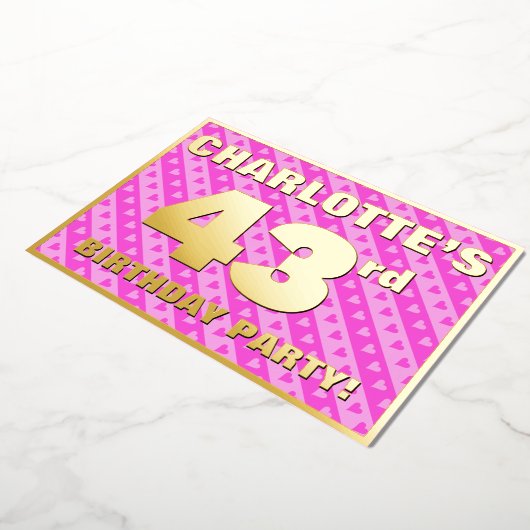 43rd Birthday Party —おもしろいピンクのハートとストライプ 箔招待状 (回転した状態)