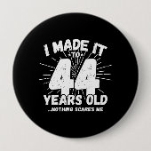 44おもしろい誕生日引用文皮肉44歳 缶バッジ (正面)