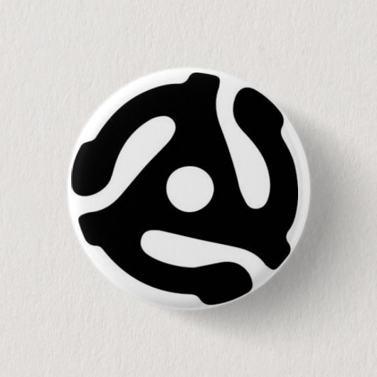 45のRPMの記録的なアダプター 缶バッジ (正面)