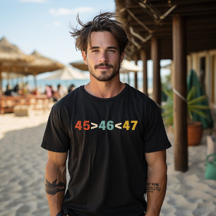 45は46より大きい、47は46より大きい トランプ Tシャツ
