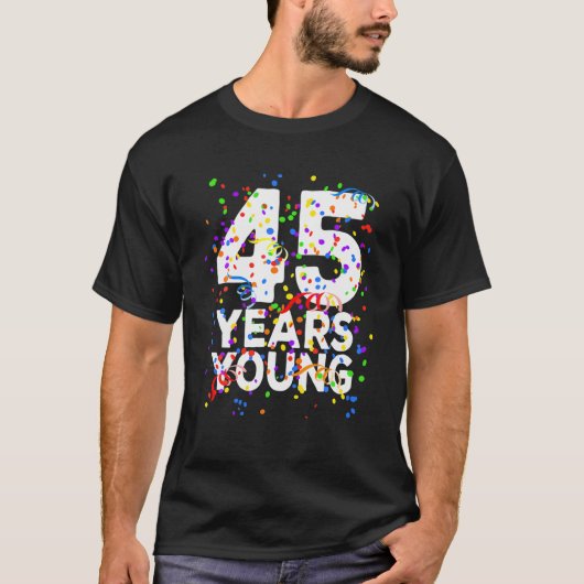 45歳おもしろい若い幸せ45誕生日W男性へ Tシャツ (正面)