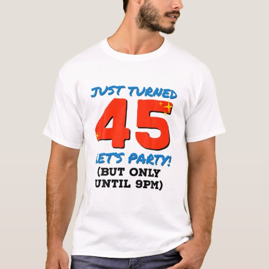 45歳のパーティーが17時45分おもしろい誕生日 Tシャツ (正面)